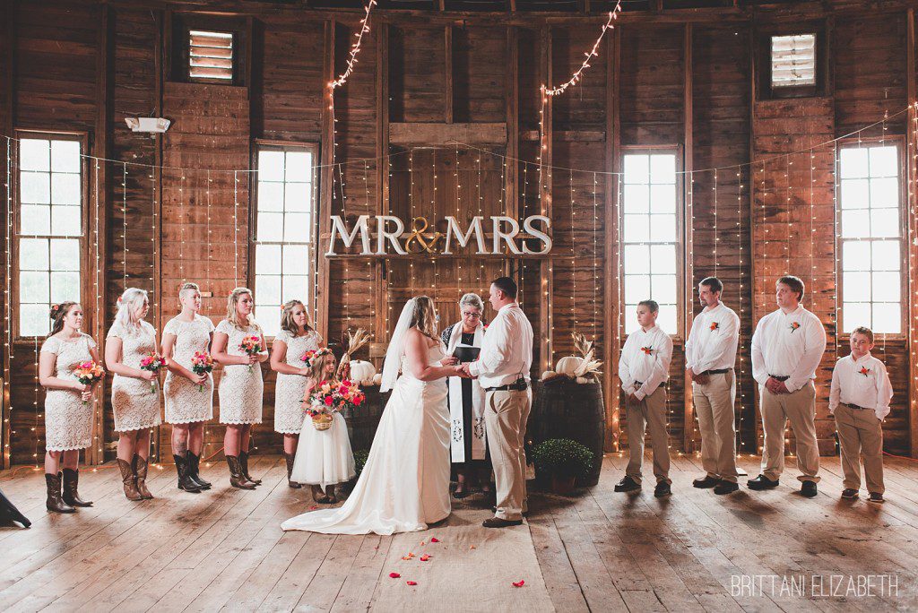 historic-round-barn-gettysburg-wedding-0002
