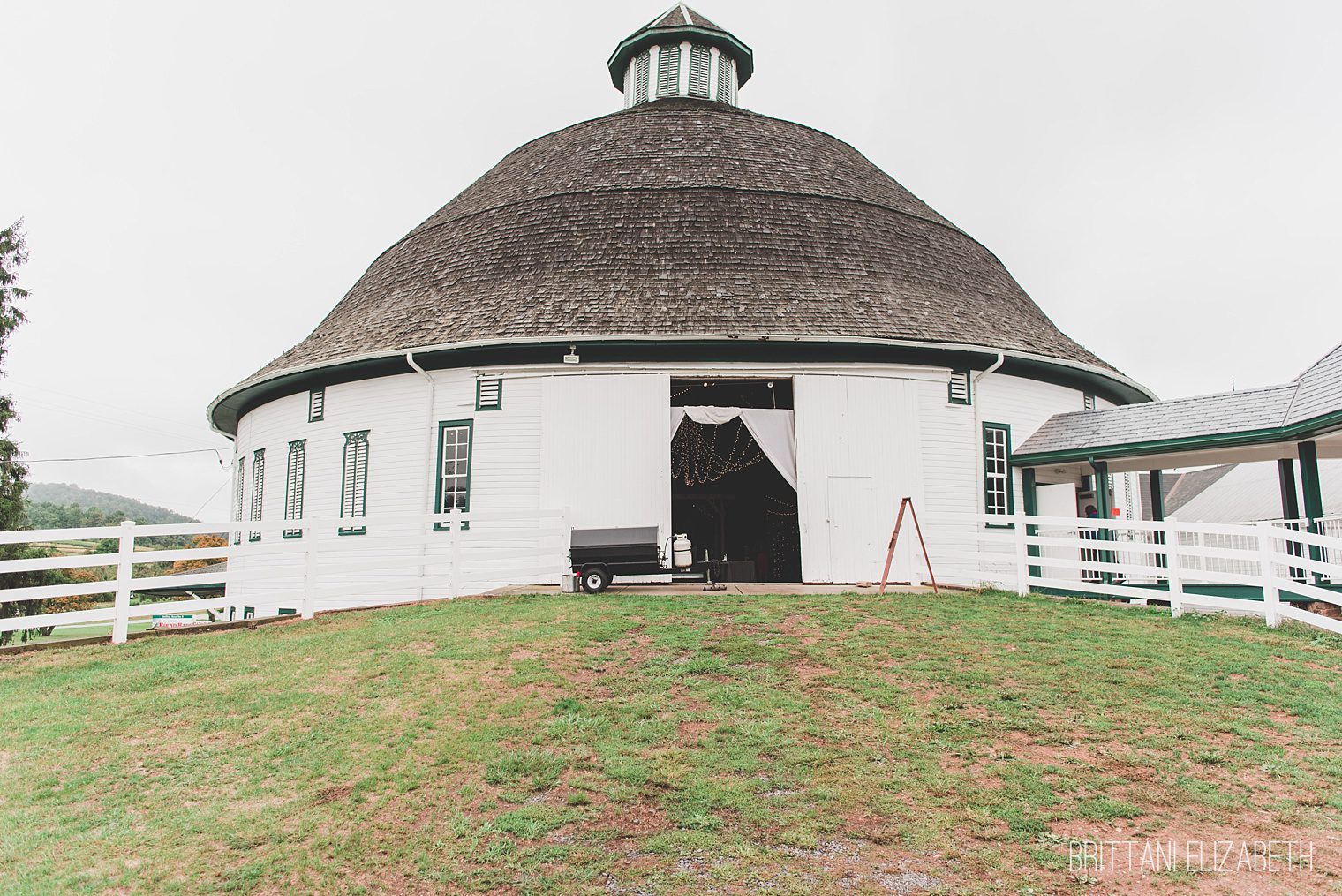 Historic Round Barn Gettysburg Wedding 0024 Brittani Elizabeth