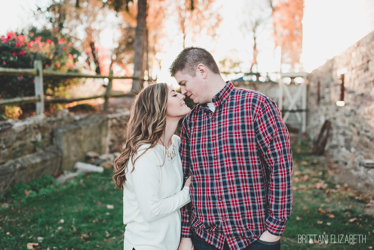 engaged couple outdoor fall engagement shoot fort hunt mansion